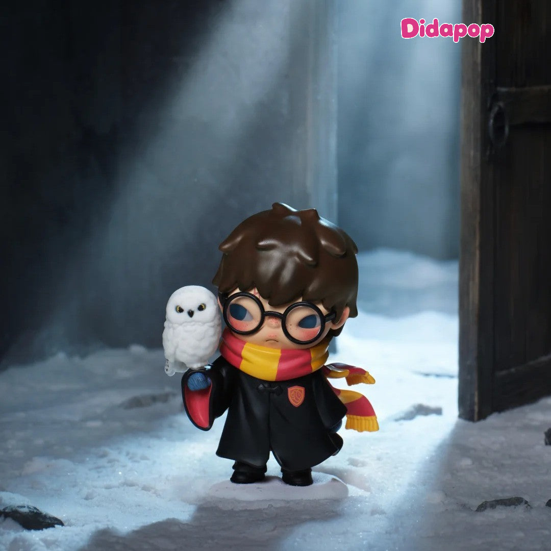 HIRONO Harry Potter figure with round glasses, a striped scarf and Hedwig